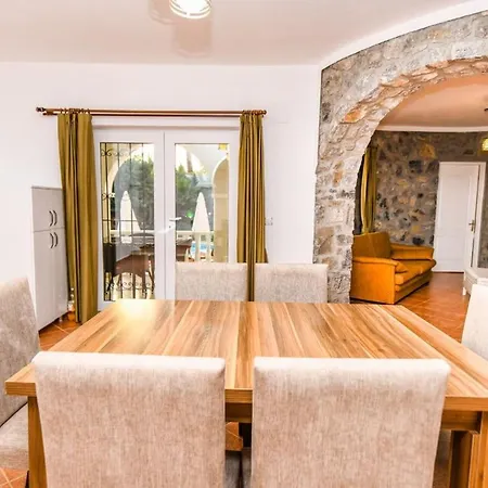 The Ultimate In An Ideal Location, Dalaman 1050 فيلة *