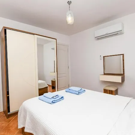 The Ultimate In An Ideal Location, Dalaman 1050 فيلة